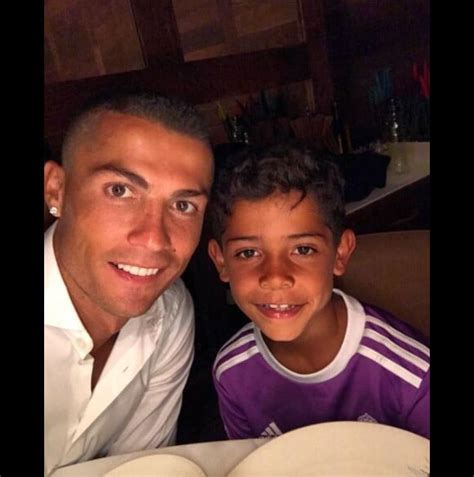 Photo Cristiano Ronaldo Pose Avec Son Fils Cristiano Jr En Juin