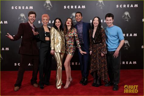 Dylan Minnette Explains His Outfit at 'Scream' Photo Call After Fans ...