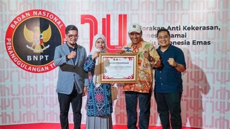 Unesa Rumah Para Juara Yang Terima Penghargaan Sebagai Kampus