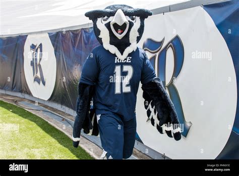 Houston, TX, USA. 1st Sep, 2018. Rice Owls mascot Sammy walks around ...