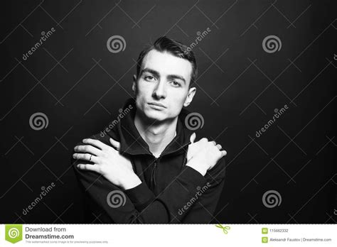 Retrato Blanco Y Negro De Un Hombre Joven En Una Camiseta Negra Foto De