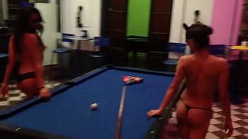 La Gatita y su amiga hacen travesuras en público XVIDEOS