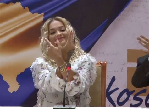 Rita Ora publikon fotografi nga vizita e saj si fëmijë në bjeshkët e