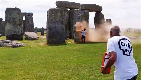 Activistas Ecologistas Vandalizaron El Hist Rico Monumento Stonehenge