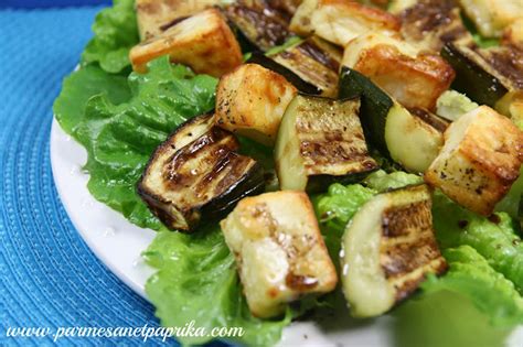 Parmesan et Paprika Salade de Courgettes grillées Romaine et Halloumi