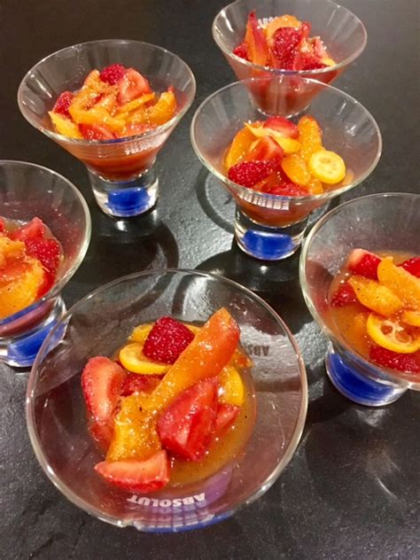 Nage De Fraises Et Abricots Au Sirop Vanillé