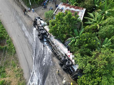 Cami N Se Vuelca Y Derrama Combustible En Carretera Hato Mayor El Valle