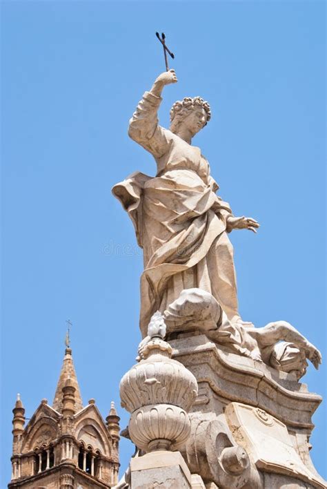 Estatua De Santa Rosalia Al Lado De La Catedral De Palermo Imagen De