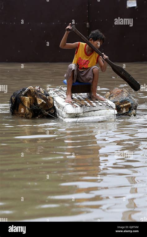 Makeshift Raft High Resolution Stock Photography And Images Alamy