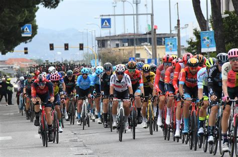 Festa Per Il Passaggio Dei Girini La Corsa Rosa Sfilata Sul Lungomare