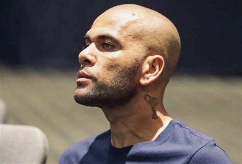 Ex de Daniel Alves posta foto organizando mudança encerrando etapas