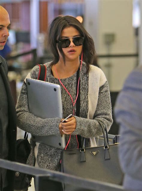 Selena Gomez Arrives At Jfk Airport In New York 05 001 2015 Hawtcelebs