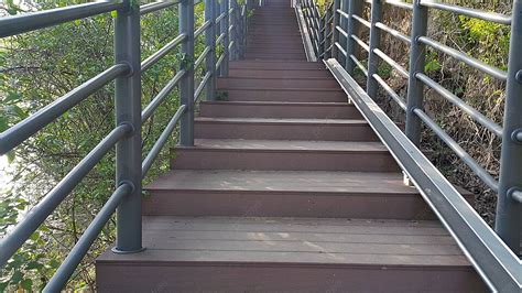 Fondo Escaleras De Madera Con Pasamanos A Ambos Lados Escalera De Paso