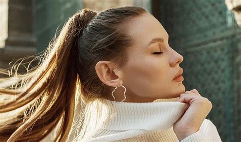 5 Cool Ways To Wear Jewelry With Sweaters This Fall Winter