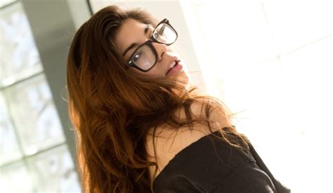 Knappe Brunette Met Sexy Brilletje Gaat Naakt Seks Met