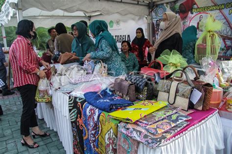 PAMERAN PRODUK UMKM OJK PROVINSI KALTENG ANTARA Foto