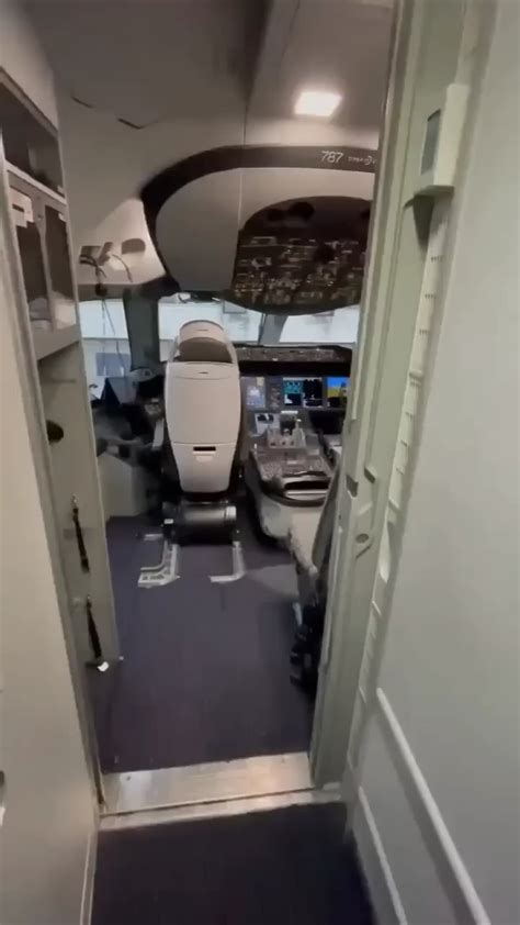 Boeing 787 Dreamliner cockpit. : r/aviation