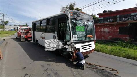 Choque de autobús deja 4 heridos y daños materiales en Córdoba