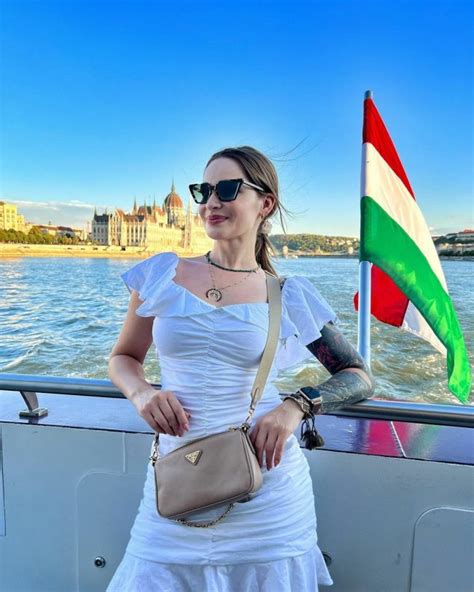 Ewelina Lisowska wyleguje się na skałkach niczym foczka Ma na sobie tylko skąpe bikini