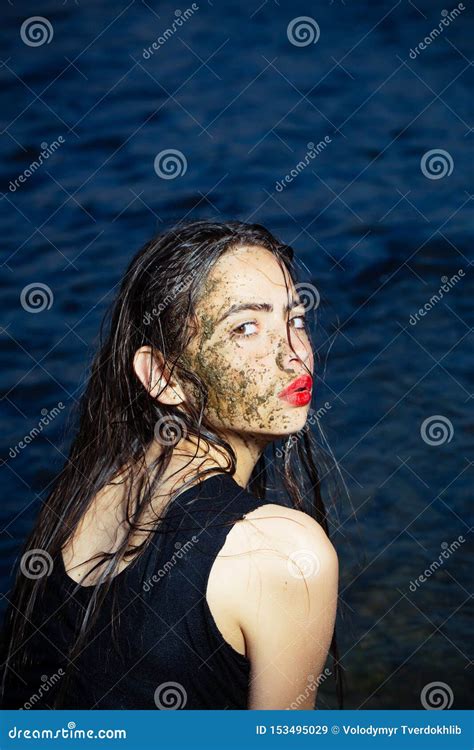 Jovem Mulher Bonita M Scara Protetora Natural Do Mar Morto Imagem