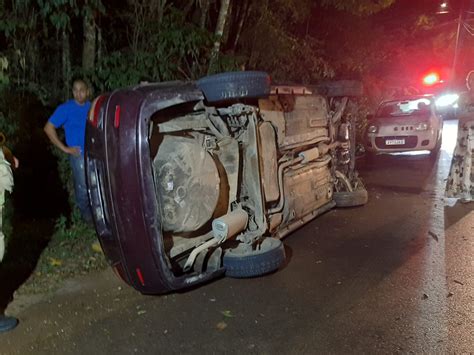 Motorista Perde Controle Do Carro E Tomba Em Descida No S O Braz