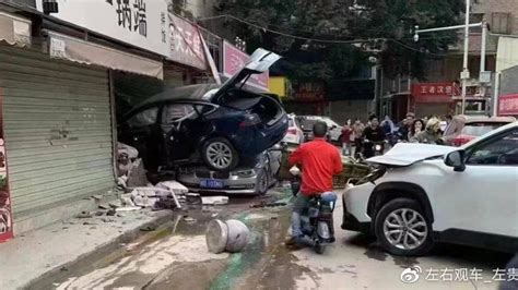 车市突发！东莞一特斯拉疑似失控，撞车、致伤，警方介入调查 新浪汽车