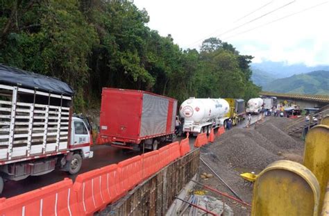 El impacto de un vehículo de carga al puente metálico recién instalado