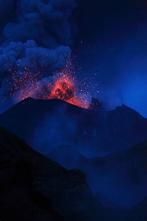 tavurvur volcano rabaul east  license image  lookphotos