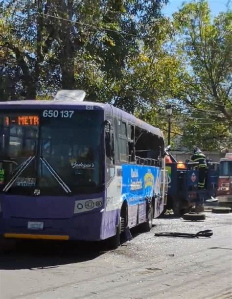 Muere mujer tras choque entre camión de pasajeros y camión repartidor