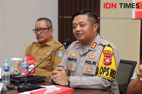 Adu Banteng Di Jalan Trans Kalimantan Sopir Truk Tewas