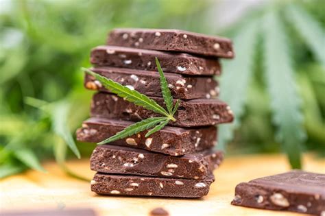 Hoja De Marihuana Cannabis Comestible Con Cbd Y Cereales Crujientes