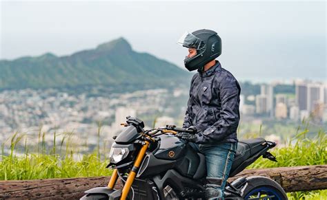 This smart motorcycle helmet lets you talk to other riders near you