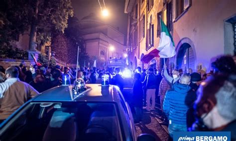 La Questura Ha Denunciato Venti Persone Per La Protesta Sotto Casa Del