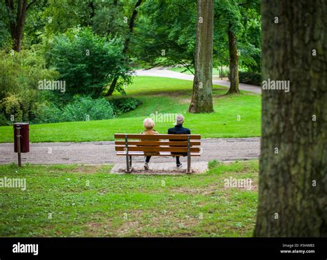 Vieilles Personnes Assises Sur Un Banc Banque De Photographies Et D