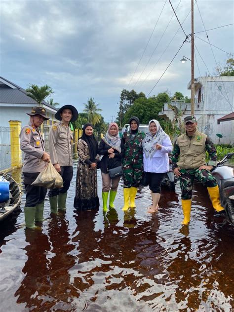 Kapolres Rohil Berikan Bantuan Kepada Korban Banjir Berita Merdeka Online