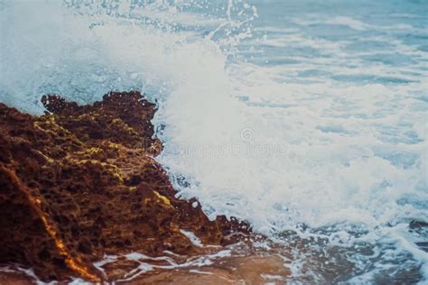 Tempestade No Oceano Ondas Do Mar Batendo Em Rochas Na Costa Da Praia