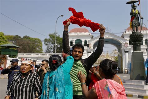 प्रदर्शनमा उत्रिएका मिटरब्याज पीडित पक्राउ तस्वीरहरू सुमन नेपाली Himalkhabar A Complete