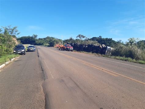 Caminhão trator e semi reboque colidem e tombam na BR 222 no Maranhão