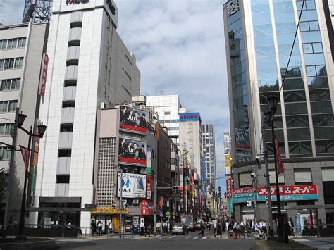 東京都中央区 東京駅前の商店街・八重洲仲通りの紹介（写真50枚）