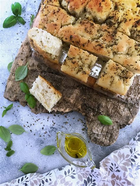 Focaccia włoski chlebek z czosnkiem i ziołami My Tasty Kitchen