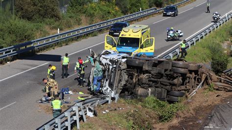 Herido el conductor de un camión que volcó en la A 8 en Vilalba