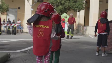 Bambini Vigili Del Fuoco Per Un Giorno A Rapallo Con Pompieropoli Youtube