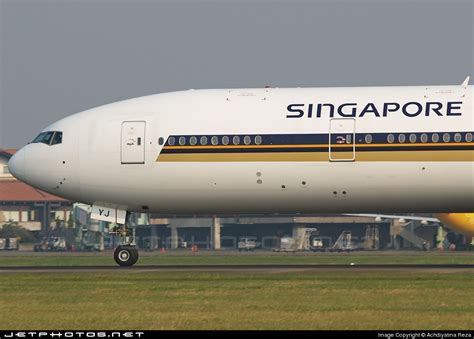 9V SYJ Boeing 777 312 Singapore Airlines Achdiyatma Reza JetPhotos