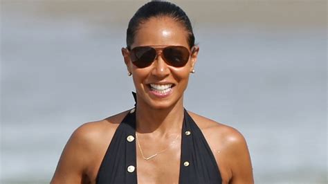 Jada Pinkett Smith 44 Flaunts Her Fierce Swimsuit Bod On The Beach