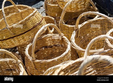 Cesta de mimbre hecha a mano fotografías e imágenes de alta resolución