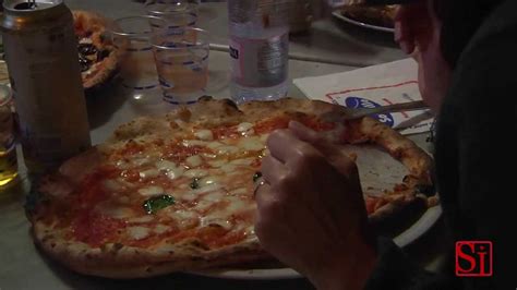 Napoli Come Si Mangia La Pizza Youtube