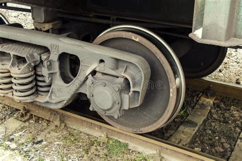 Rueda De Un Tren Con Primaveras Y Una Pieza De Un Soporte De La