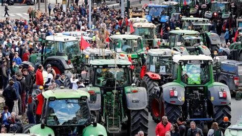 El sector agrario español convoca protestas en todo el país por la