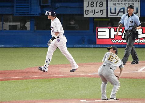 【ヤクルト】村上宗隆、先制の42号3ラン！ベンチ指さしながら悠然とダイヤモンド周回 プロ野球写真ニュース 日刊スポーツ