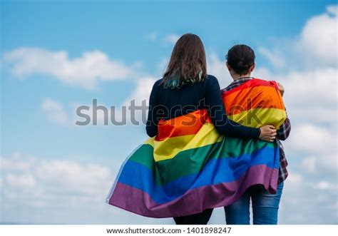 Una Pareja De Lesbianas Abrazándose Al Aire Libre Bandera Arco Iris Lgbt